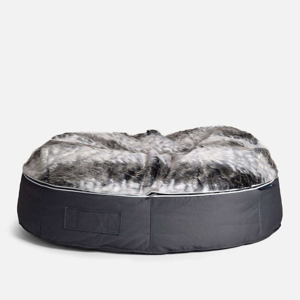 Hringlaga, mjúkur hundeseng XL frá Ambient Lounge er með mjúkum, gráum gervifelds topp og dökkgráum hliðum úr efni, staðsettum á hvítum bakgrunni.
