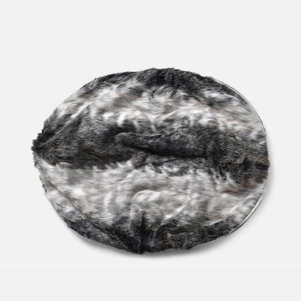 Hringlaga, mjúkur hundabekkur með lúxuspelstopper og mjúkum fóðrunarstrikk í gráum, svörtum og hvítum tónum, sem líkist dýrafeldi, á hvítum bakgrunni.