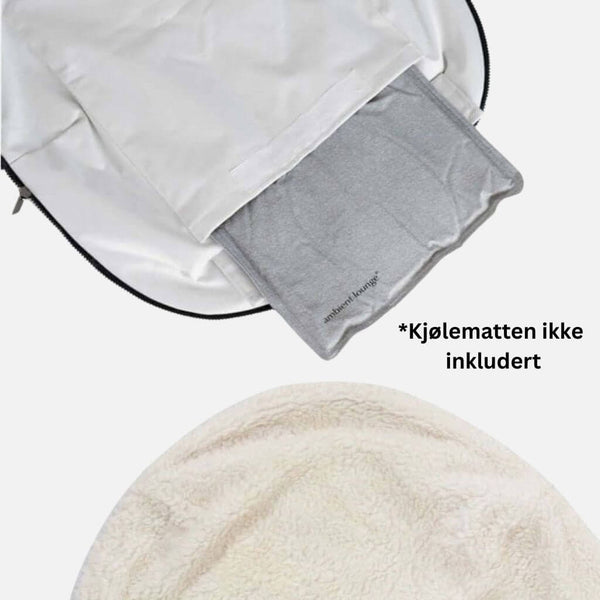Nærmynd af hvítu áklæði úr lífrænu bomullsefni með gráum kælimottu innifalinni. Fyrir neðan er kringlótt, rjómalitað loðið hundasett. Norskur texti er *Kjølematten ekki innifalin (kælimotta ekki innifalin).