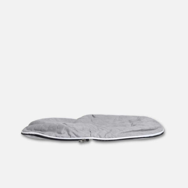 Mjúkur, ljósgrár, sængurlegur dýna með ávölum brúnum, liggur flatt á hvítum bakgrunni. Mjúka ThermoQuilt hundadúkurinn er með sængurlegu yfirtrekki og sýnilegum rennilás meðfram annarri hliðinni.